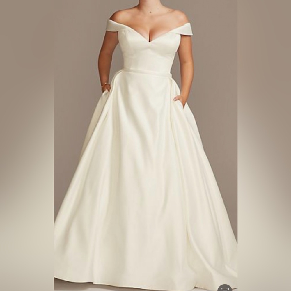 Elegant Cream Wedding dress/Evening Gown